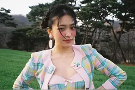 时尚的紧身内衣，Red Velvet Yeri粉红色的腮红，可爱的视觉效果图片