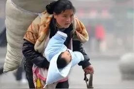 春运母亲：11年后才知自己走红，怀中女儿已离世，今靠勤劳脱贫图片