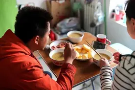 两大行业出现用工荒，月薪近万仍没人理，喊就业难的大学生哪去了图片