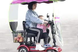 2款四轮老年代步车，1800元起步，能够折叠，适合老人代步、接娃图片