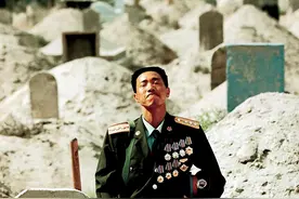 亡妻坟前悲痛一跪的军人：今任阿里军分区副政委，女儿追随父脚步图片