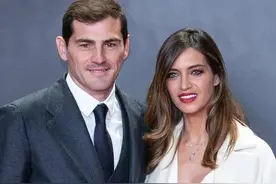 心疼皇马传奇！卡西前妻恋爱：同36岁男友月光下漫步，甜蜜一吻图片