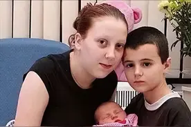 13岁男孩成为全球最年轻爸爸，郑重承诺照顾妻女，如今却沦为笑柄图片