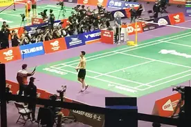 直击苏迪曼杯：89分钟鏖战，中国队李诗沣2:1战胜丹麦队吉姆克！赛前说赢了就翻跟斗！图片