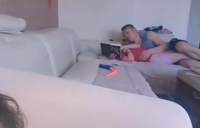 父女相处像情侣，亲吻拥抱摸大腿也不避讳，母亲竟还乐在其中？