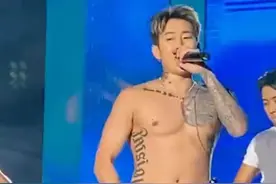 韩星舞台引争议，男星表演中兴奋脱衣，众多女粉丝效仿，太离谱图片