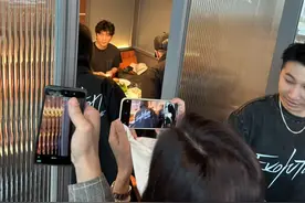 谢霆锋带儿子吃饭，谢振轩谢振南满脸崇拜看着爸爸，父子仨好温馨图片