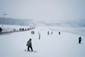 维斯特滑雪场开业啦！一起尽享嬉雪乐趣#共赴冰雪之约乌鲁木齐恢复正常生产生活秩序#图片