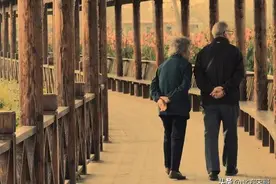 与其长假旅游当“韭菜”，不如回家陪老爸老妈聊聊天，喝喝茶。图片