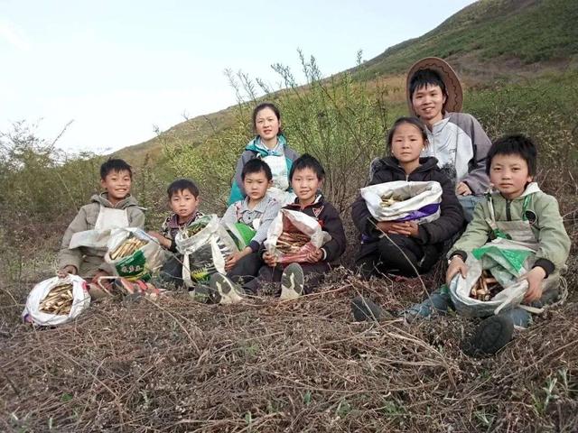 他大学毕业后，去偏远山区支教，月薪880元，他坚守11年，为啥？