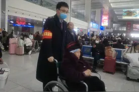 重庆北站银发服务队：每天跑30多趟接送行动不便乘客图片