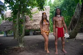 世界最“奔放”部落，女性穿贝壳似美人鱼，男子只靠一块布遮羞图片