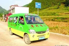 农村全面启动乡村水泥路建设，开通公交车，农民的福利来了图片