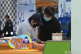 50岁韩红罕曝近况！与帅哥司机在超市采购无人识，肚子突出疑复胖图片