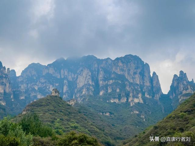 绵绵秋雨过后，杨树岭的路湿滑难行，唯峰顶的美景一如往常