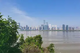 长沙的外滩，两条江河在这里汇聚四周高楼林立，变成了钓鱼天堂图片