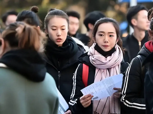 上海放宽毕业生落户要求，开启“抢人战”，网友却不是很认可