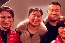 岳云鹏回老家与家人聚餐，插着裤兜看姐夫下厨，厨房温馨宽敞图片