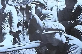 1946年，解放军神枪手被敌人诱出战壕，一时间十几个射手瞄准了他图片