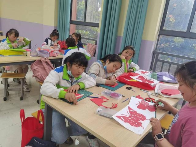 ��Զ���³�ʵ��ѧУ��չ������Ż