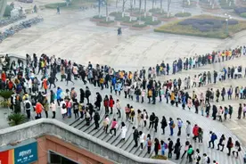 凌晨六点，图书馆被大学生挤满，毕业前别“躺平”，珍惜最好年华图片
