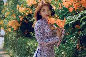 阿姨们平时拍照怎么摆姿势？7个中年女士摆拍姿势分享，优雅好看图片