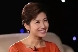 40岁嫁央视国脸，38岁与郭德纲传绯闻，春妮丁克17年成炫娃狂魔图片