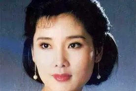 何赛飞：5岁被母抛弃,后嫁恩师儿子恩爱34年,58岁上央视风韵犹存图片