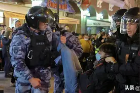 普京发动员令后，俄罗斯超千名抗议者被警方逮捕图片
