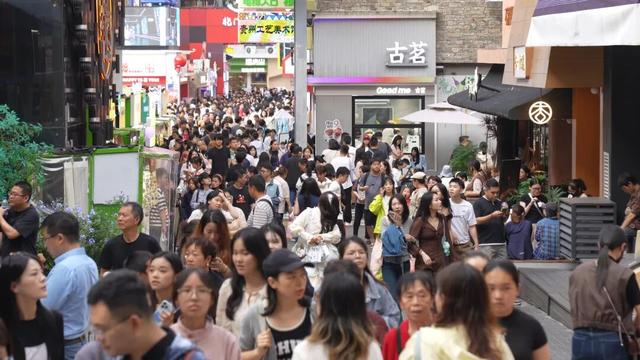 南明区：国庆首日迎客16万人次！甲秀楼 青云步行街火爆出圈
