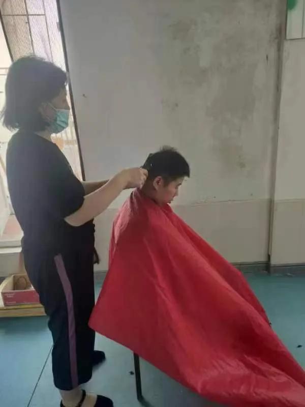 谁言寸草心 报得三春晖