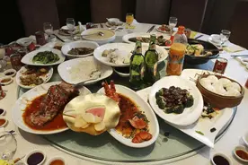 酒桌到你敬酒，别只会傻坐着了，学会这3句“敬酒词”，全场鼓掌图片