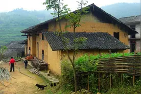 深夜丈夫出差提前回家，刚抱住妻子，看到床脚的东西，感觉天塌了图片