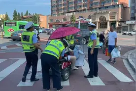 潜江交警严管严查摩托车、电动车违法上路图片