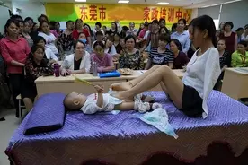 湖南无臂母亲用双腿哺乳换尿布，小6岁丈夫不离不弃，为爱生二胎图片