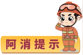 一名10岁左右的女孩卡在两栋建筑的夹缝间图片