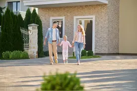 一个人对亲人暴躁冷漠，对外人和善，往往是这4个原因图片