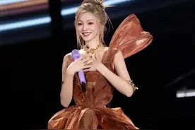 泪目！张韶涵演唱会唱《隐形的翅膀》，缅怀李晟医生：愿再无伤害图片