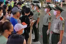 国庆首日上海南京路，再现“拉链式人墙”图片