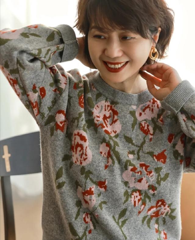 中年女人头发留短点更洋气!这款层次短发超显脸小,简单又显年轻
