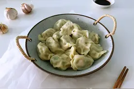 煮冻饺子，最忌水开下锅！牢记4个技巧，爽滑筋道，不开裂不粘连图片