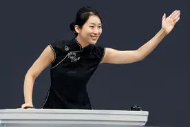 她是拍卖官陈良玲，身材高挑长相清秀，入行13年凭一袭旗袍走红图片
