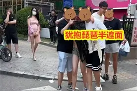 长沙酒吧街惊现醉酒女子被两男子拖走，闺蜜在后面无奈，网友炸锅图片