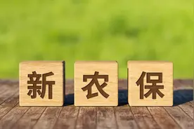 农民去医院看病，医生不是问哪里不舒服，而是问你新农合交了吗？图片