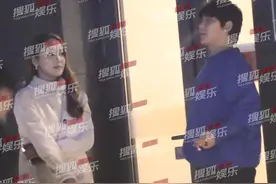 陈翔与俩美女深夜在酒吧嗨玩，身材发福挺肚腩，吞云吐雾沉浸其中图片