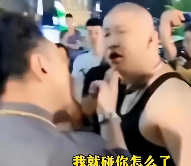 让女主播脱衣服，直播惊动警察，4000万网红二驴的下场，大快人心