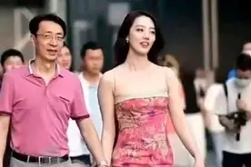 董思槿被开除后罕见现身！与众多好友在饭店弹冠相庆图片