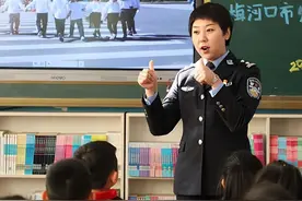 最美交警：平凡岗位守初心，胸怀赤诚显担当，巾帼英姿展风采，铿锵玫瑰绽芳华|先进事迹图片