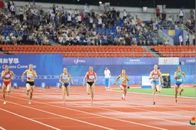 直击成都大运会丨卢森堡选手范德维肯斩获女子百米金牌图片