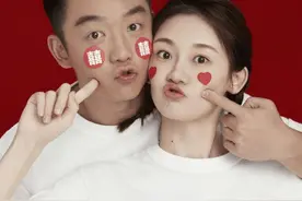 郑恺首晒全家福，苗妈紧贴郑爸被批没分寸，男方被嘲像上门女婿图片